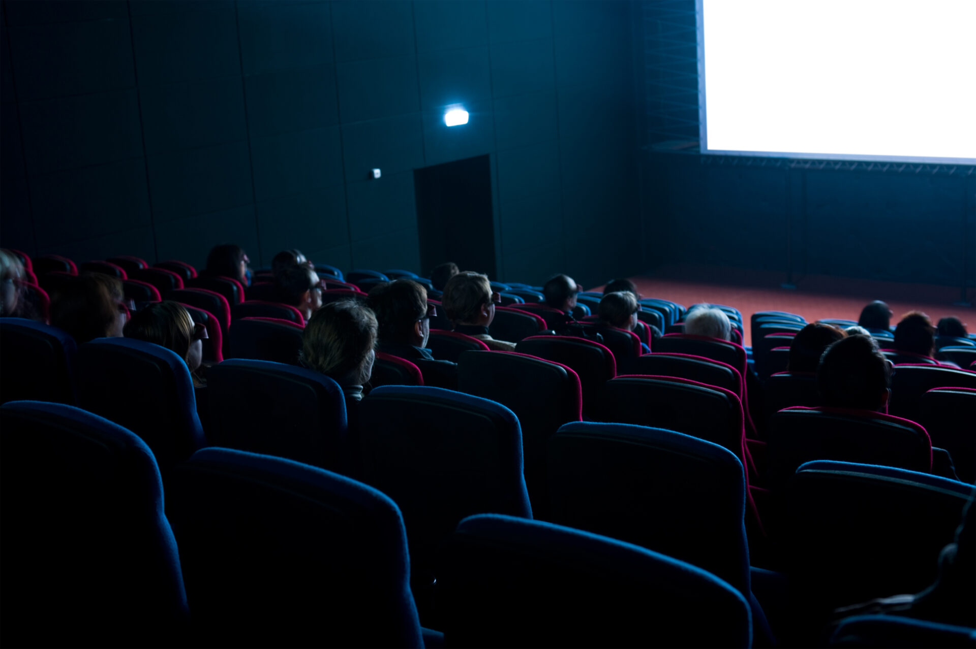 Governo de SP sanciona lei para sessões de cinema adaptadas a autistas.
