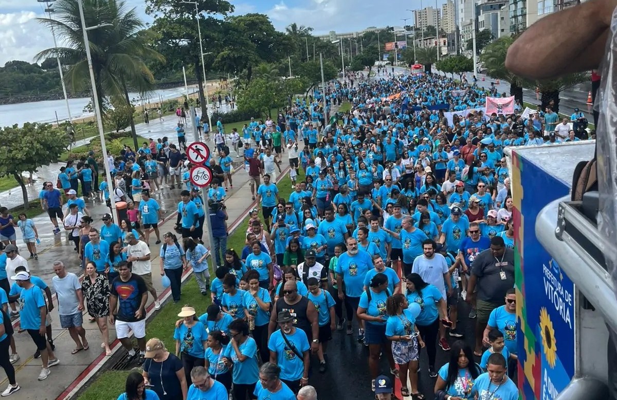 Mar de conscientização: Vitória mobiliza multidão em caminhada pelo Dia Mundial do Autismo